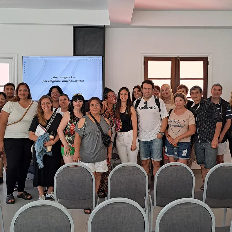 Grupo posando al finalizar el curso presencial de redes sociales