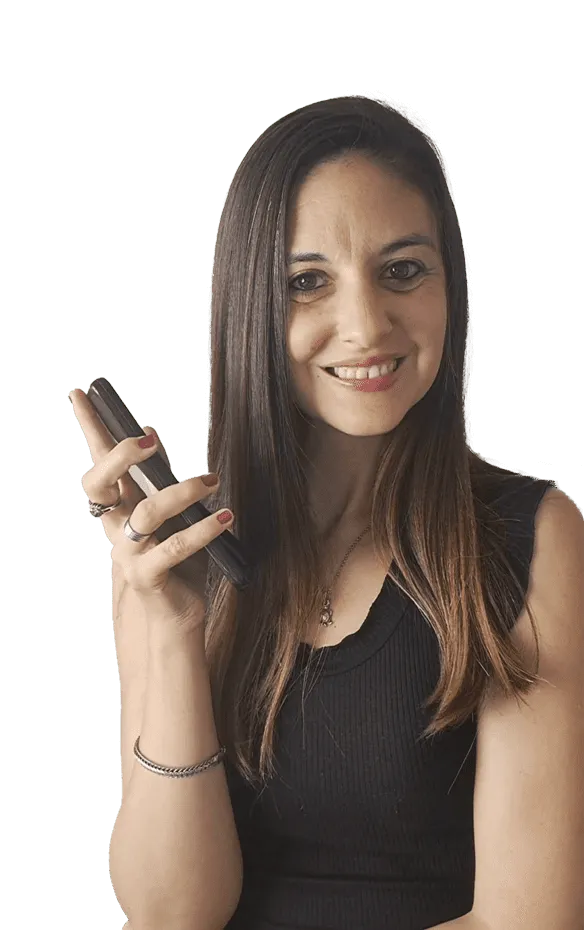 Eva Tarquinus con el teléfono en la mano